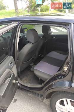 Хэтчбек Ford Fusion 2011 в 