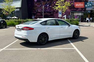 Седан Ford Fusion 2018 в 