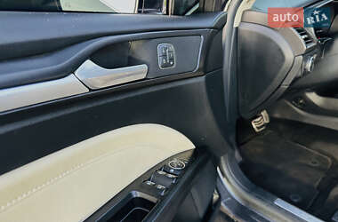 Седан Ford Fusion 2017 в 