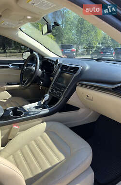 Седан Ford Fusion 2015 в 