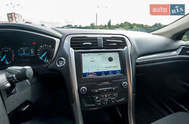 Седан Ford Fusion 2016 в 