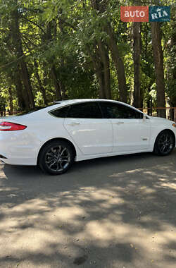 Седан Ford Fusion 2017 в 