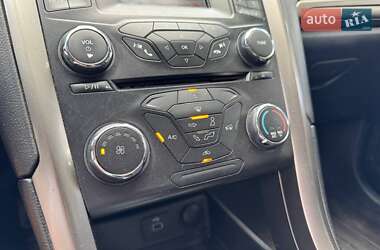 Седан Ford Fusion 2016 в 