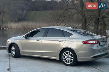 Седан Ford Fusion 2015 в 