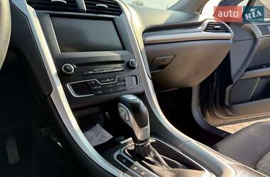 Седан Ford Fusion 2016 в 
