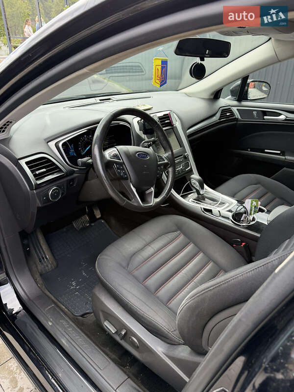 Седан Ford Fusion 2016 в Яремче