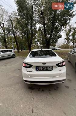 Седан Ford Fusion 2015 в 