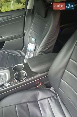 Седан Ford Fusion 2015 в 