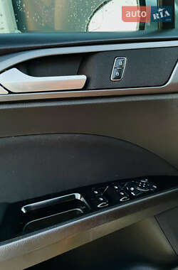Седан Ford Fusion 2015 в 