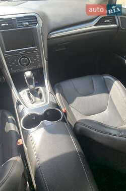 Седан Ford Fusion 2015 в 