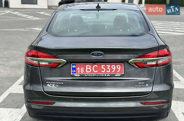 Седан Ford Fusion 2019 в 