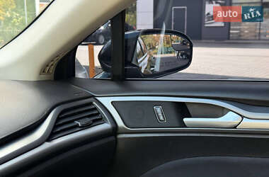 Седан Ford Fusion 2016 в 