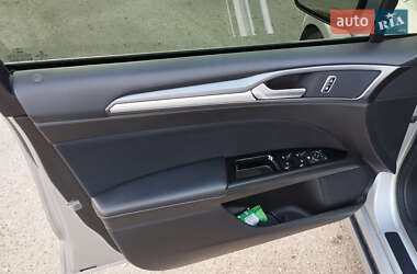 Седан Ford Fusion 2016 в 