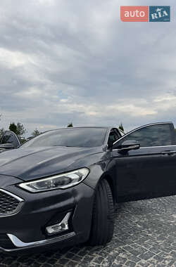 Седан Ford Fusion 2016 в 