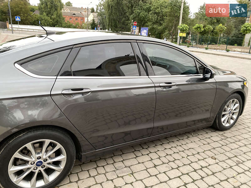 Седан Ford Fusion 2016 в Острозі