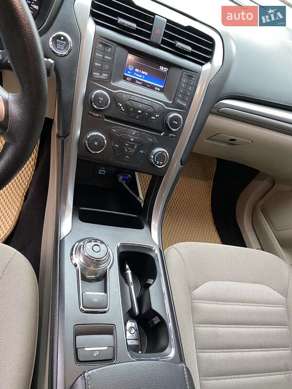 Седан Ford Fusion 2016 в Острозі
