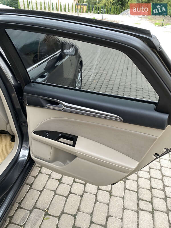 Седан Ford Fusion 2016 в Острозі