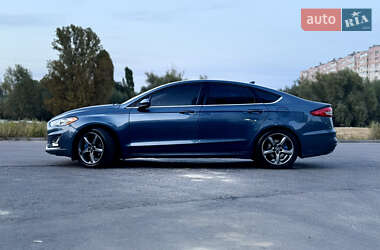 Седан Ford Fusion 2018 в 