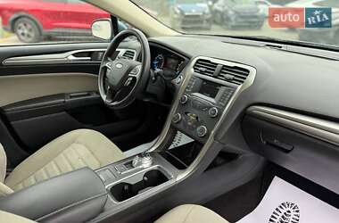 Седан Ford Fusion 2019 в 