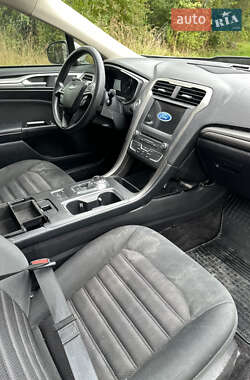 Седан Ford Fusion 2016 в 