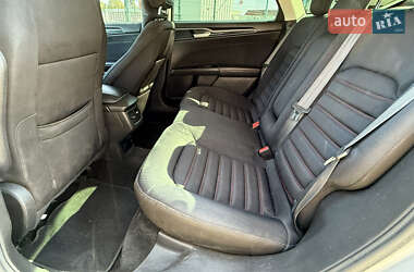 Седан Ford Fusion 2016 в 