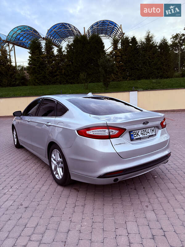 Седан Ford Fusion 2014 в Острозі