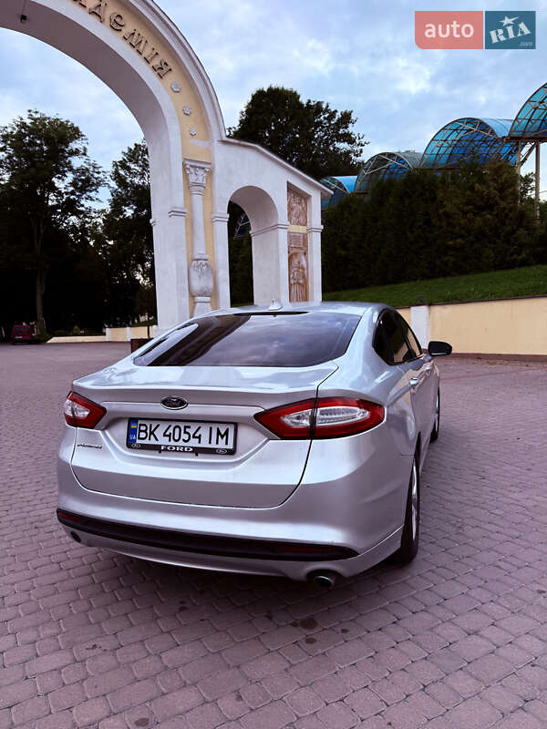 Седан Ford Fusion 2014 в Острозі