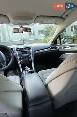 Седан Ford Fusion 2016 в 