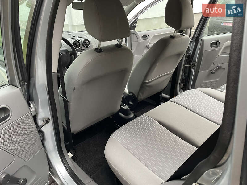 Хэтчбек Ford Fusion 2005 в Косове