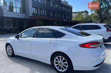 Седан Ford Fusion 2016 в 