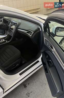 Седан Ford Fusion 2016 в 