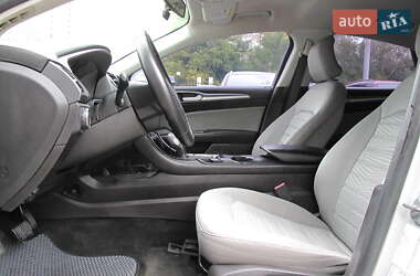 Седан Ford Fusion 2016 в 