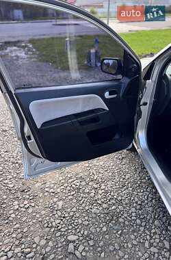 Хэтчбек Ford Fusion 2004 в 