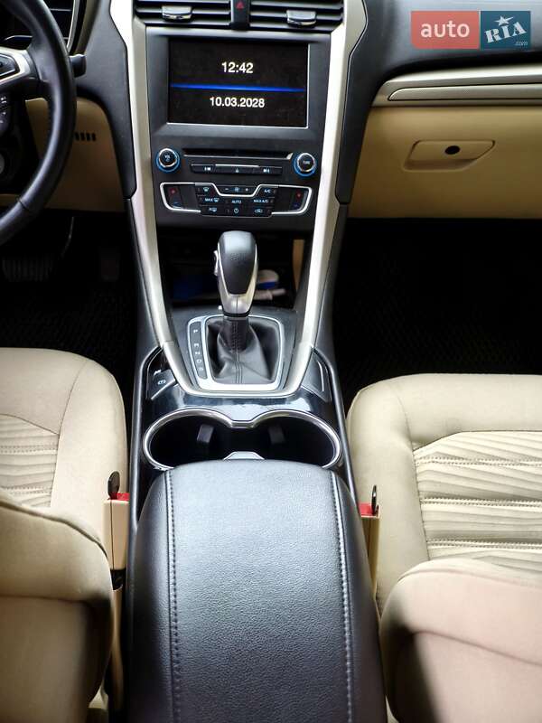 Седан Ford Fusion 2015 в Ромнах