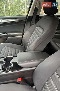 Седан Ford Fusion 2016 в 
