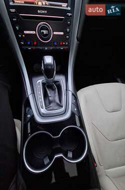 Седан Ford Fusion 2015 в 