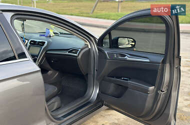 Седан Ford Fusion 2013 в 