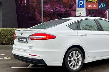 Седан Ford Fusion 2019 в 