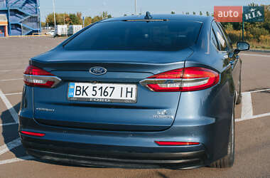 Седан Ford Fusion 2018 в 