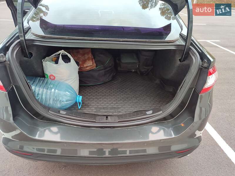 Седан Ford Fusion 2015 в Вишневом