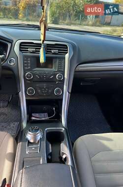 Седан Ford Fusion 2016 в 