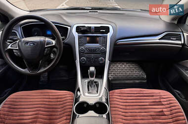 Седан Ford Fusion 2016 в 