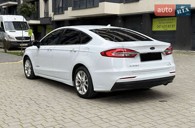 Седан Ford Fusion 2019 в 
