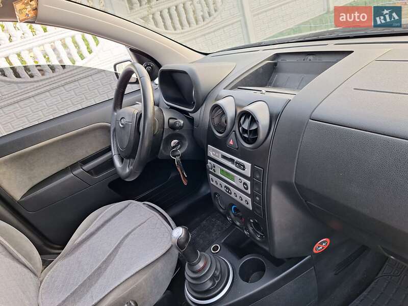 Хетчбек Ford Fusion 2004 в Чернівцях