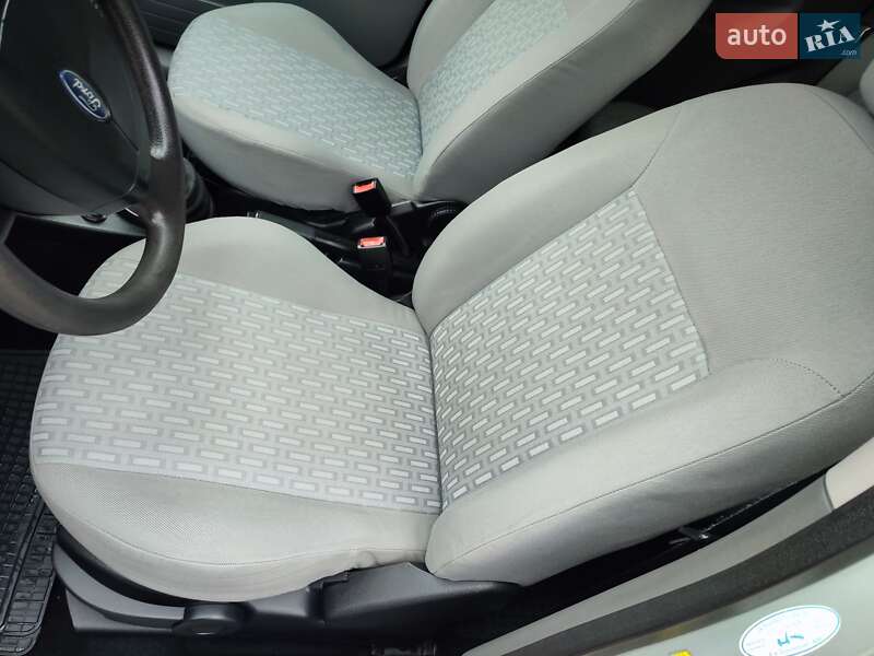 Хэтчбек Ford Fusion 2003 в Ямполе