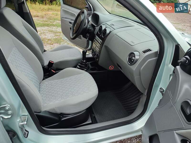 Хэтчбек Ford Fusion 2003 в Ямполе