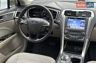 Седан Ford Fusion 2016 в 