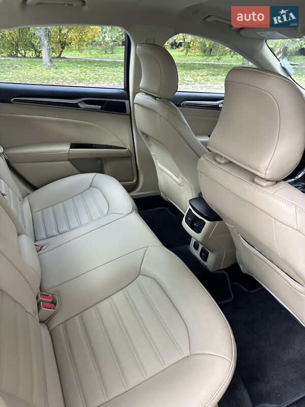Седан Ford Fusion 2015 в Українці