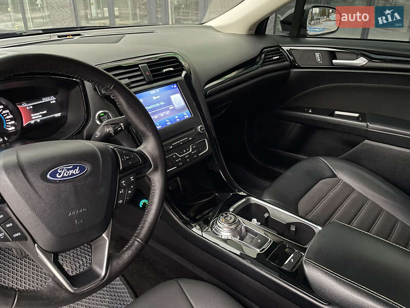 Седан Ford Fusion 2018 в Вараші