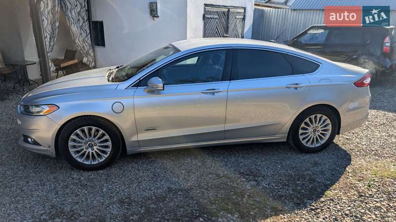 Седан Ford Fusion 2013 в Косові